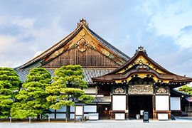 [二条城]
江戸幕府の最初と最後、将軍宣下に伴う賀儀と大政奉還が行われたことで有名な城。