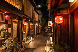 [四条河原町＆先斗町]
繁華街四条河原町と伝統的京都の街並み先斗町はほど近い。