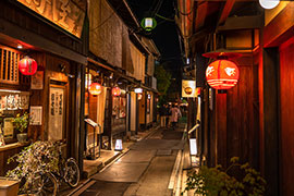 [Shijo-Kawaramachi]
Biggest entertainment district in Kyoto. A traditional street [Pontocho] is nearby. 