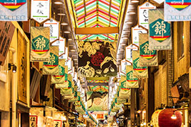 [錦市場]
京の台所と呼ばれ古くから地元民に愛されて来た市場。食べ歩きが楽しい。